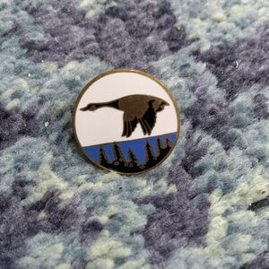 Vintage 1” round enamel cloisonné Canadian goose flying over tie tack or pin